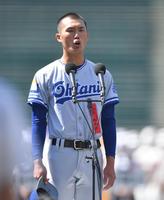 　選手宣誓をする小松大谷・木下仁緒主将（撮影・伊藤笙子）