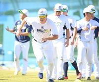 　チームに合流し、ダッシュする村上（撮影・高石航平）