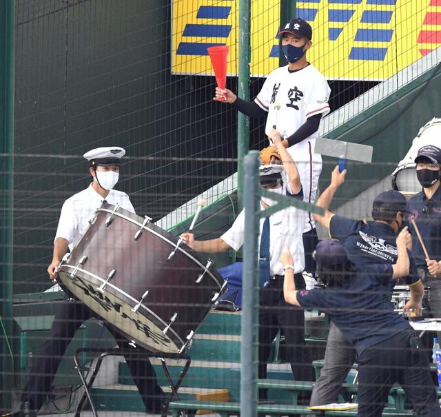 日本航空 白のパイロット帽姿で勇壮な太鼓応援/野球/デイリースポーツ online