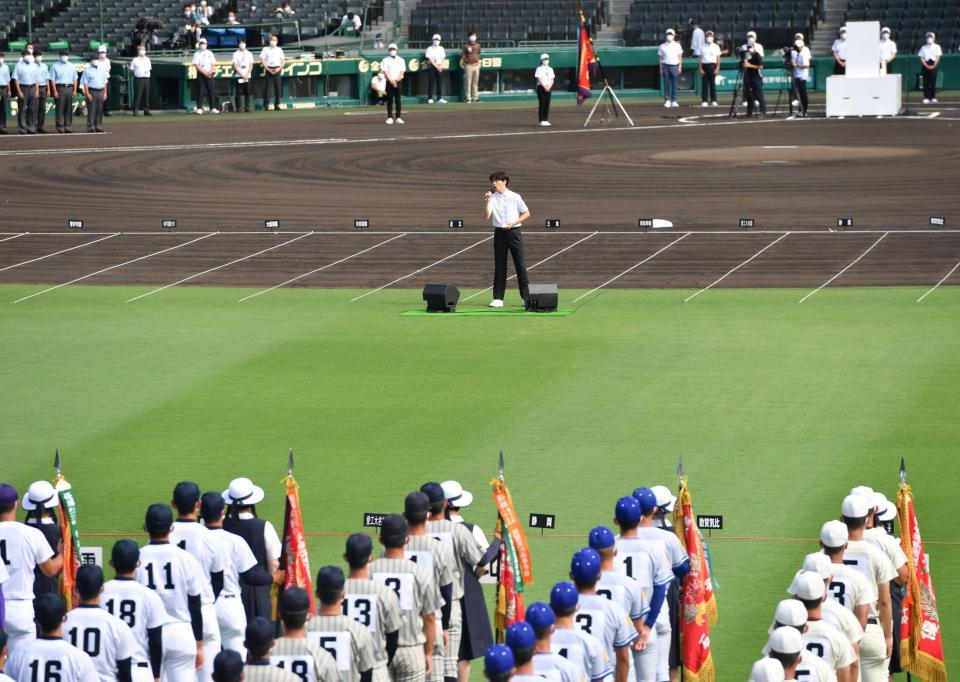 　「栄冠は君に輝く」を独唱する山崎育三郎（撮影・佐々木彰尚）