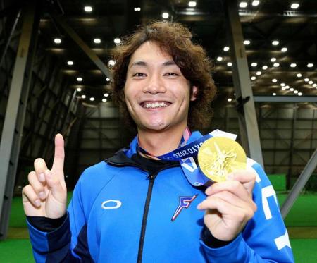 　東京五輪の金メダルを手に笑顔の伊藤（代表撮影）