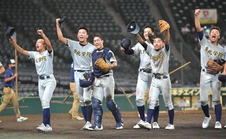 初戦突破を果たして喜ぶ東北学院ナイン（撮影・神子素慎一）