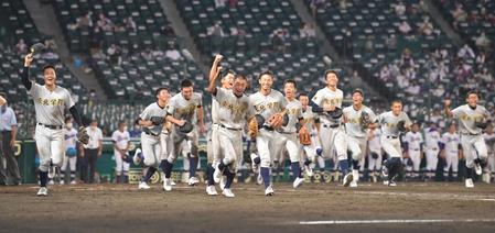 初戦突破にを喜ぶ東北学院ナイン＝甲子園（撮影・神子素慎一）