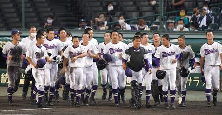 初戦に敗れ、肩を落とす愛工大名電ナイン（撮影・北村雅宏）