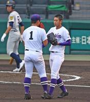 ３回途中、マウンドに向かう愛工大名電・寺嶋（右）＝撮影・北村雅宏