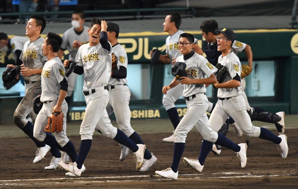 東北学院対愛工大名電　初戦に勝利し、喜ぶ東北学院ナイン＝甲子園（撮影・北村雅宏）