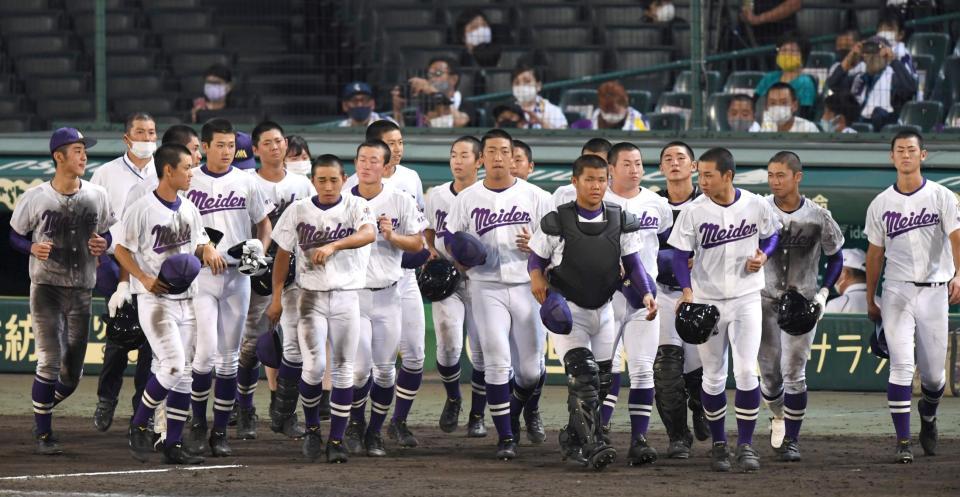 初戦に敗れ、肩を落とす愛工大名電ナイン（撮影・北村雅宏）