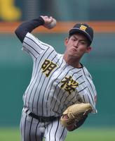 先発で力投する明桜・風間球打＝甲子園（撮影・神子素慎一）