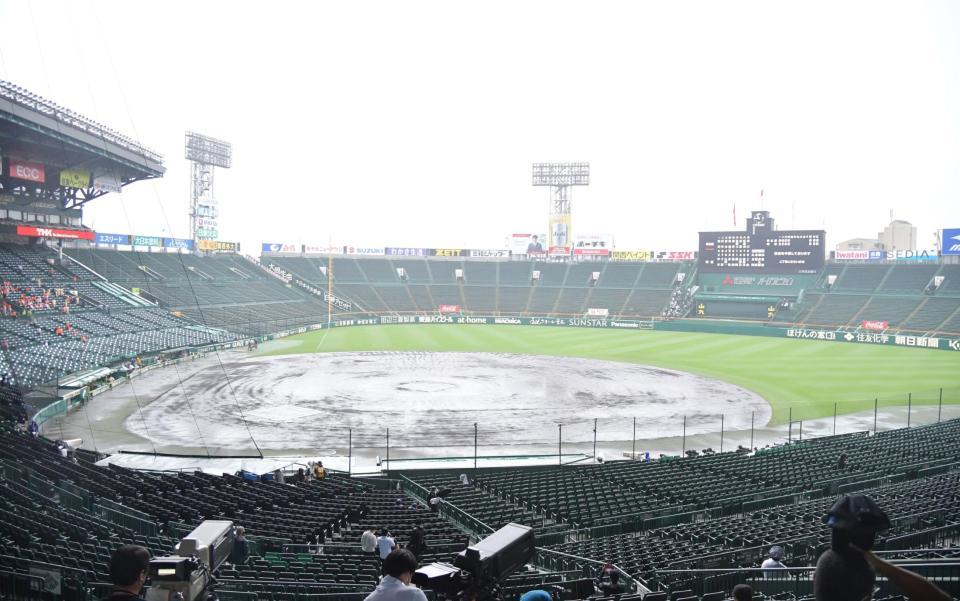 降雨のため中断＝甲子園（撮影・神子素慎一）