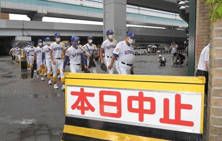 　練習のため球場入りする県岐阜商・鍛治舎巧監督（右端）ら県岐阜商ナイン（撮影・高部洋祐）