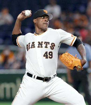 ９回に登板し、打者３人で抑えたビエイラ＝東京ドーム