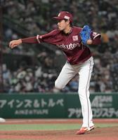 　力投する先発の岸（撮影・三好信也）