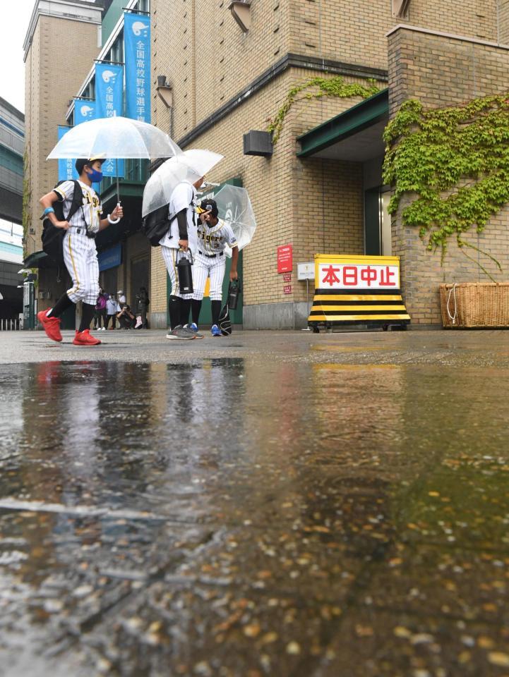 天候不良により、試合中止となった第１０３回全国高校野球選手権大会３日目＝甲子園（撮影・北村雅宏）