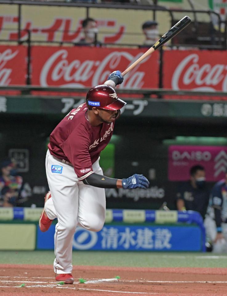 　２回、先制の適時打を放つオコエ（撮影・三好信也）