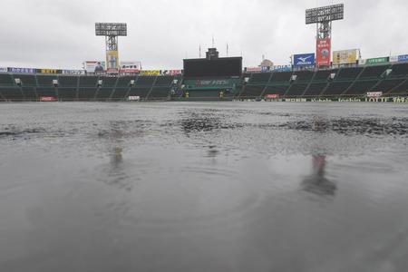 　雨でグラウンドが水浸しになった甲子園
