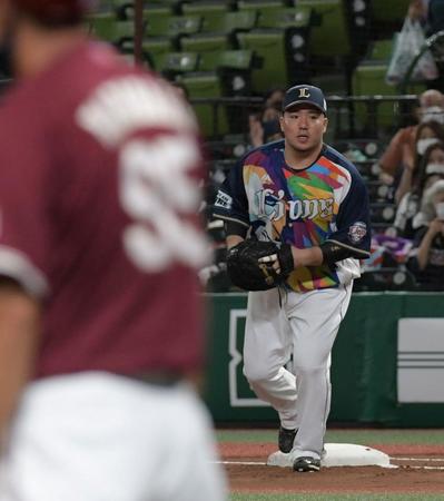 　セカンドから１塁の山川へ送球され３重殺完成（撮影・三好信也）