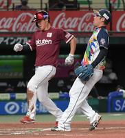 　７回、暴投で三走・小深田の生還を許す増田（右）＝撮影・三好信也