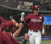 　４回、勝ち越しの右越え本塁打を放ち迎えられる島内（撮影・三好信也）