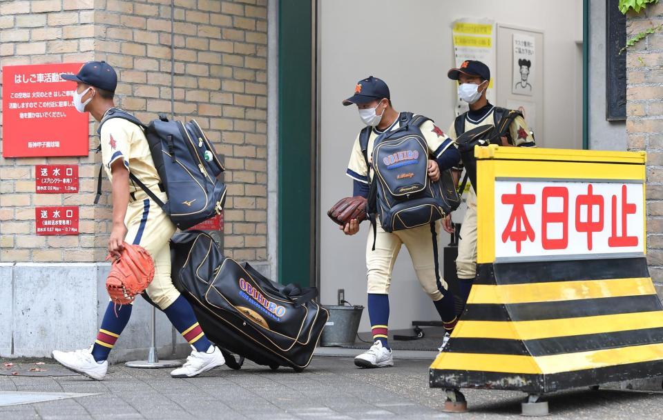 　天候不良で３日連続の順延となり、室内練習場で調整を行った帯広農の選手たち（撮影・伊藤笙子）