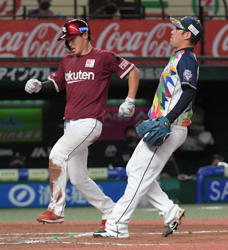 　７回、暴投で三走・小深田の生還を許す増田（右）＝撮影・三好信也