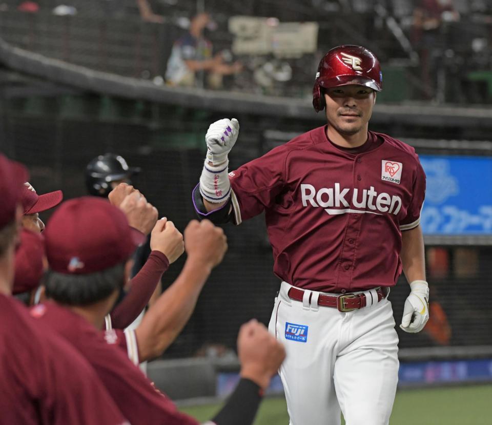 　４回、勝ち越しの右越え本塁打を放ち迎えられる島内（撮影・三好信也）