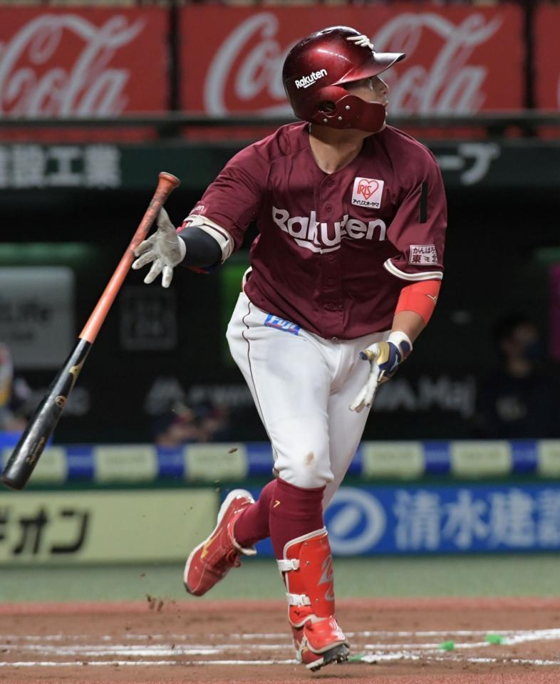 　７回、勝ち越しの中犠飛を放つ鈴木大（撮影・三好信也）