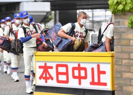 　室内練習場へ向かう神戸国際大付ナイン