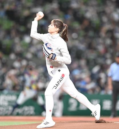 始球式を行う女子フェンシングサーブル日本代表の江村美咲＝メットライフドーム（撮影・高石航平）