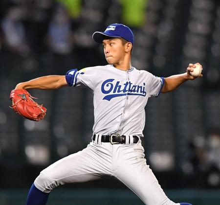 小松大谷対高川学園　７回から登板する小松大谷・岩野＝甲子園（撮影・北村雅宏）
