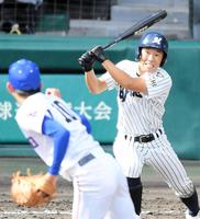 ９回明徳義塾２死二塁、センターオーバーのサヨナラ適時二塁打を放つ明徳義塾・森松幸亮＝甲子園（撮影・伊藤笙子）