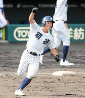 ９回明徳義塾２死二塁、センターオーバーのサヨナラ適時二塁打を放ち、ガッツポーズの明徳義塾・森松幸亮＝甲子園（撮影・伊藤笙子）