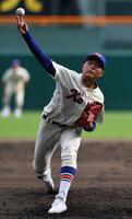 北海打線相手に好投する神戸国際大付・阪上＝甲子園（撮影・佐々木彰尚）