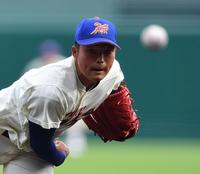 北海打線相手に好投する神戸国際大付・阪上＝甲子園（撮影・佐々木彰尚）