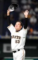 中日に３連勝し歓声に応える巨人・原辰徳監督＝東京ドーム（撮影・佐藤厚）