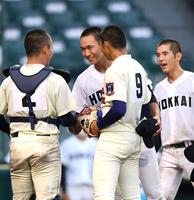 神戸国際大付対北海　ゲームセットの後、神戸国際大付・西川（２）、神戸国際大付・阪上（９）と健闘をたたえ合う北海・木村＝甲子園（撮影・北村雅宏）