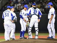 ６回、ピンチを招いた今永（中央）のもとに集まるＤｅＮＡナイン＝ハードオフ新潟