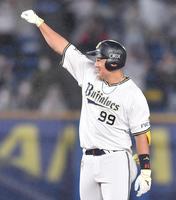 ６回オリックス１死満塁、勝ち越し二塁打を放ち、どや顔でベンチへ向かってガッツポーズのオリックス・杉本裕太郎＝ＺＯＺＯマリンスタジアム（撮影・西岡正）