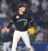 ５回を無失点で投げ終え、グラブをたたくロッテ・佐々木朗希＝ＺＯＺＯマリンスタジアム（撮影・西岡正）