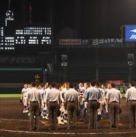 小松大谷対高川学園　整列後、互いの健闘をたたえ合う両チームナイン＝甲子園（撮影・北村雅宏）