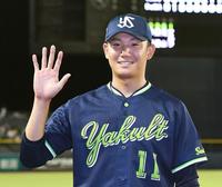 ５勝目を挙げ、笑顔でポーズをとるヤクルト・奥川＝ハードオフ新潟