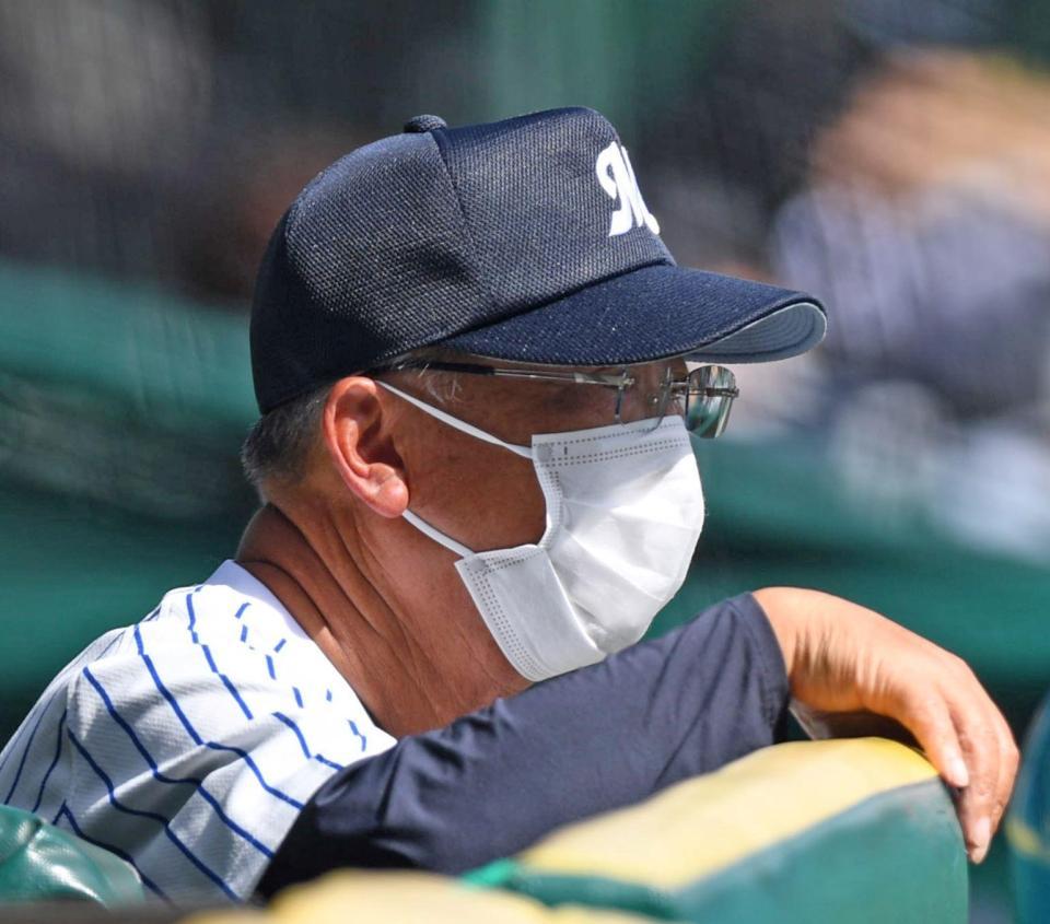 　５回を終え、グラウンドを見つめる明徳義塾・馬淵史郎監督（撮影・北村雅宏）