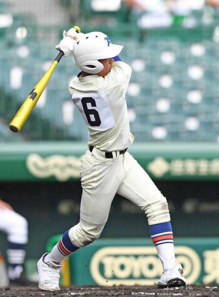 神戸国際大付対北海　２回神戸国際大付２死三塁、適時打を放つ神戸国際大付・山里＝甲子園（撮影・北村雅宏）