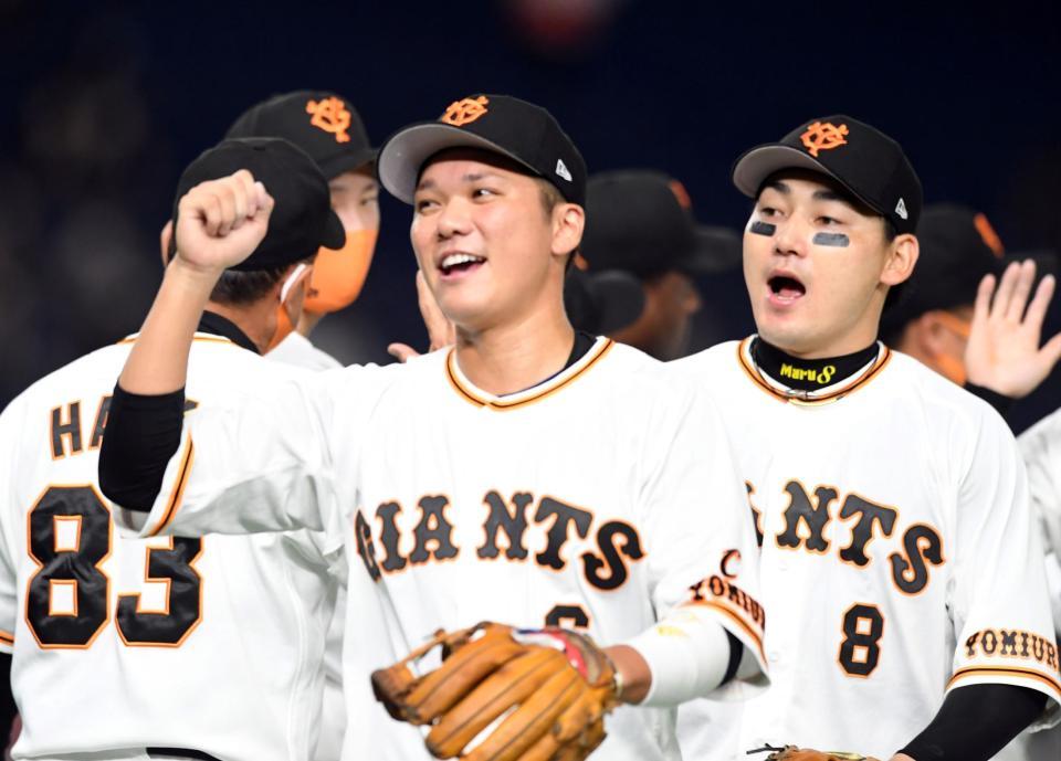 「わっしょい、わっしょい」で３連勝を喜ぶ巨人・坂本勇人＝東京ドーム（撮影・佐藤厚）