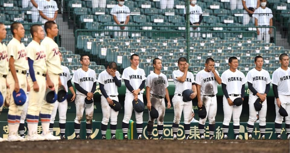 神戸国際大付対北海　神戸国際大付に敗れ、涙する北海ナイン＝甲子園（撮影・北村雅宏）