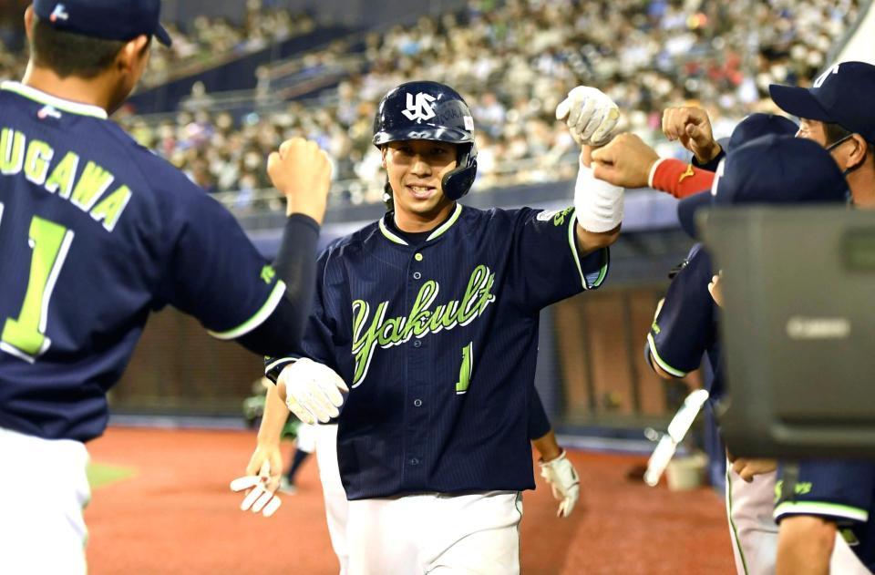 ６回、オスナの２点打で生還し、ナインに迎えられるヤクルトの二走山田＝ハードオフ新潟
