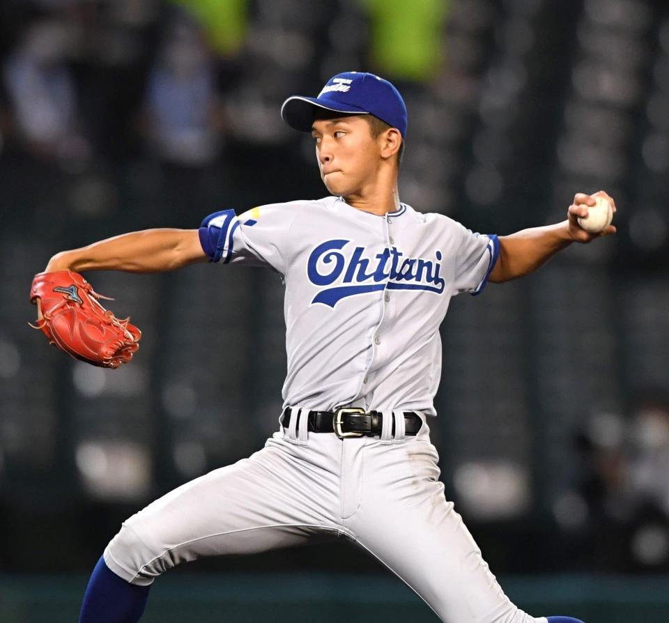 小松大谷対高川学園　７回から登板する小松大谷・岩野＝甲子園（撮影・北村雅宏）