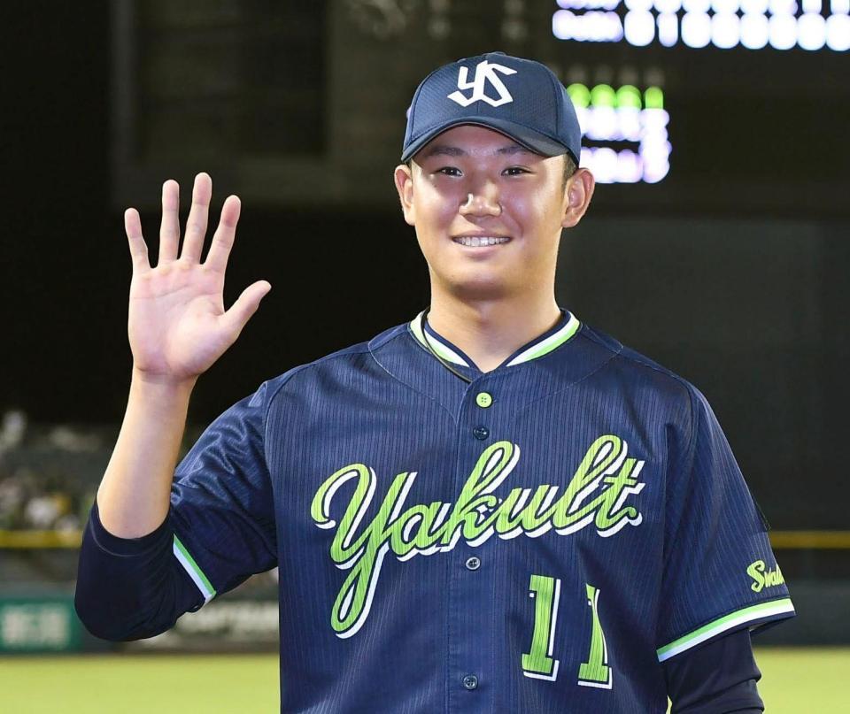 ５勝目を挙げ、笑顔でポーズをとるヤクルト・奥川＝ハードオフ新潟