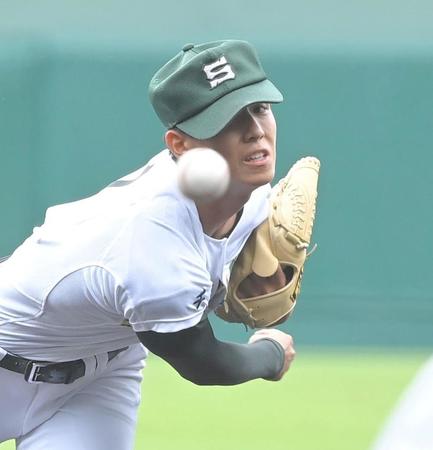 　力投する専大松戸・深沢鳳介（撮影・高部洋祐）