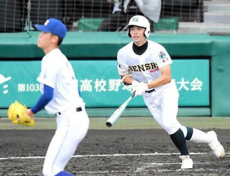 　４回、ライトへ適時打を放つ専大松戸・吉岡道泰（撮影・伊藤笙子）
