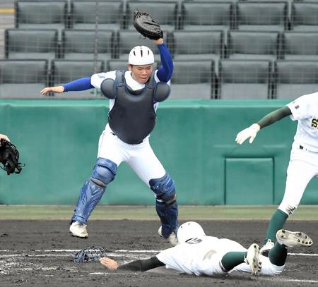 　１回、本盗を決める専大松戸・石井詠己（下、捕手・簑原英明）＝撮影・伊藤笙子